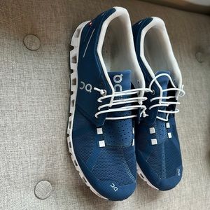 On Cloud Women’s sneakers size 10